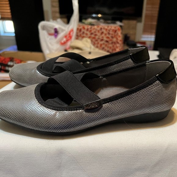 Anne Klein Grey Shoes - Picture 2 of 4